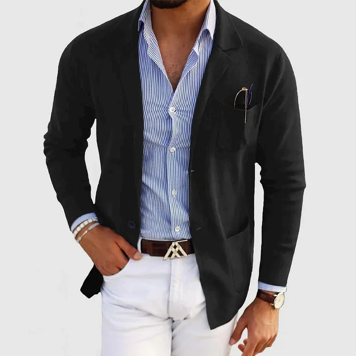 Herreblazer i strikket struktur med revers, knapper og lommer