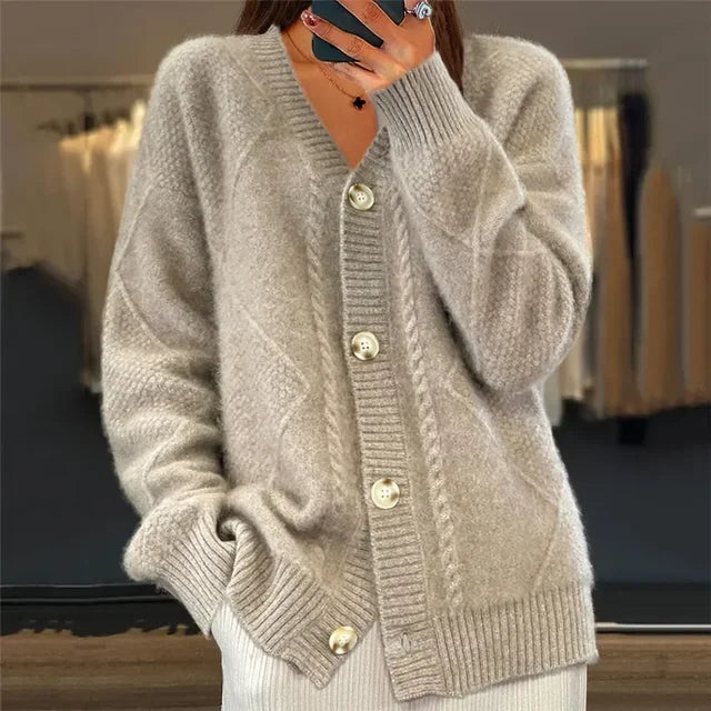 Dame i strikket cardigan med V-hals, knapper og kabelmønster