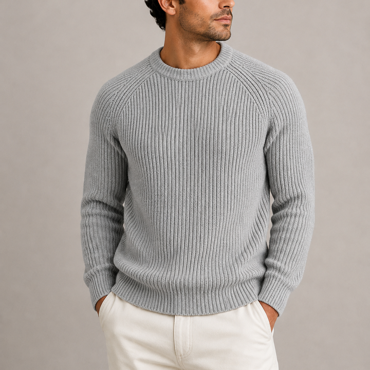 Herre i ribstrikket pullover med rund hals og lange ærmer