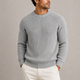 Herre i ribstrikket pullover med rund hals og lange ærmer