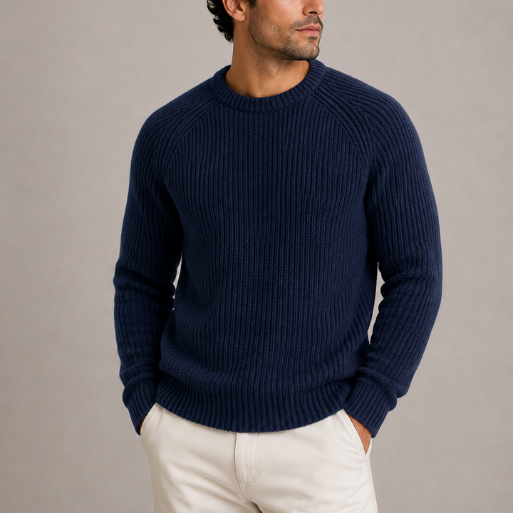 Herre i ribstrikket pullover med rund hals og lange ærmer