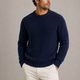 Herre i ribstrikket pullover med rund hals og lange ærmer