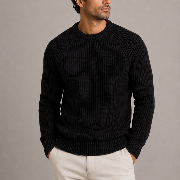 Herre i ribstrikket pullover med rund hals og lange ærmer