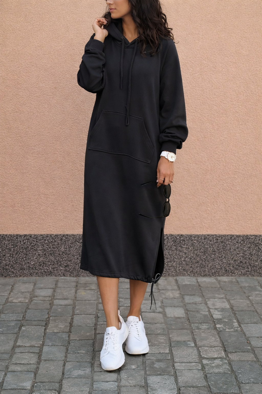 Lang dame-sweatshirtkjole med hætte, lange ærmer og kængurulomme