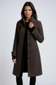 Dame i lang vinterfrakke med høj krave, knapper og sidelommer