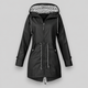 Dame parkajakke med hætte, lynlås og stribet hættefor