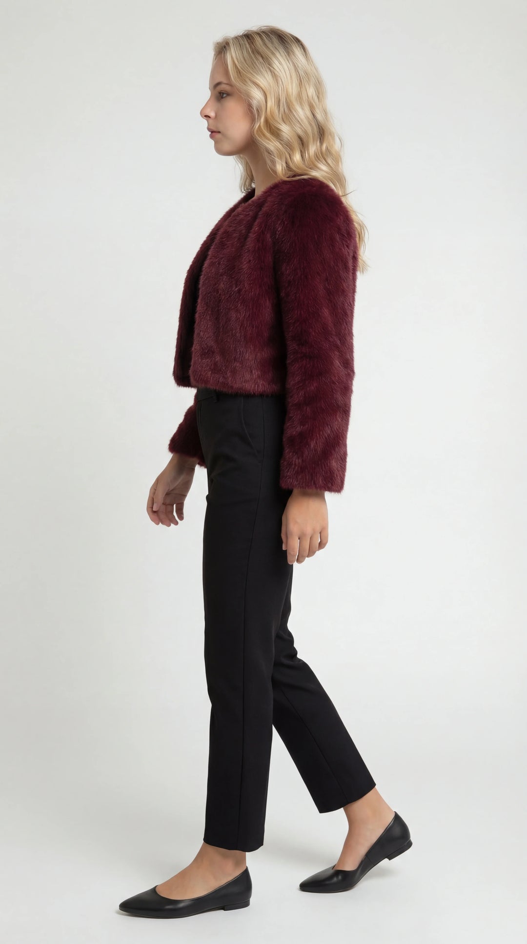 Kort damejakke med hårlignende pelslook, åben front og lange ærmer