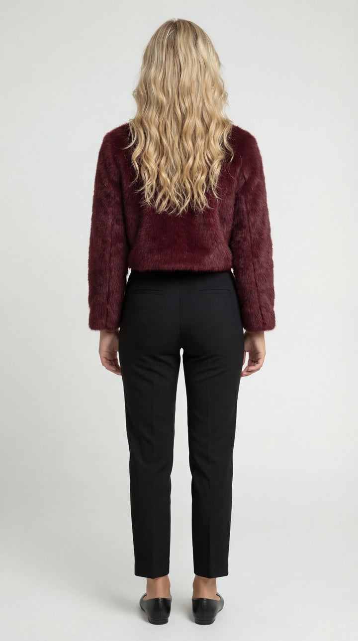 Kort damejakke med hårlignende pelslook, åben front og lange ærmer