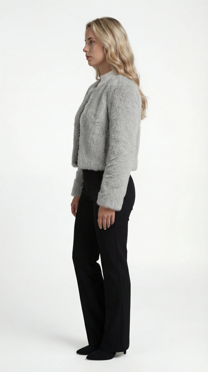 Kort damejakke med hårlignende pelslook, åben front og lange ærmer