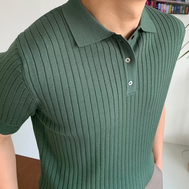 Herre iført ribstrikket poloshirt med krave og korte ærmer