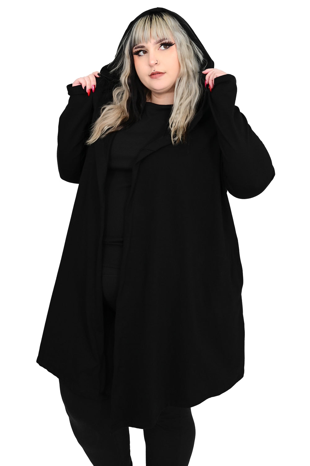 Dame i lang sort cardigan med hætte og åben front