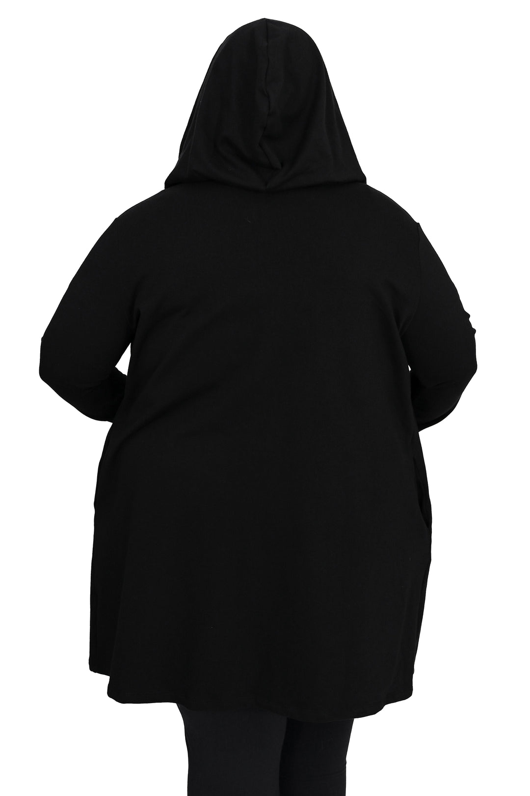 Dame i lang sort cardigan med hætte og åben front
