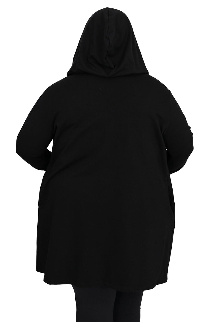 Dame i lang sort cardigan med hætte og åben front