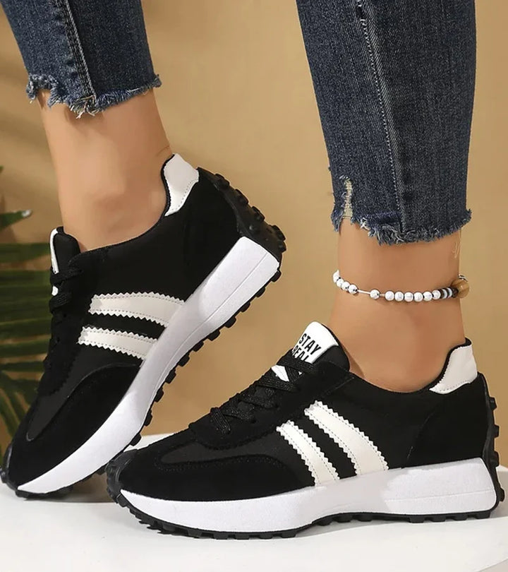 Dame sneakers med kontraststriber og takket sål