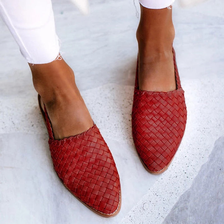 Dame i flade slingbacks med flettet overdel og spids tå