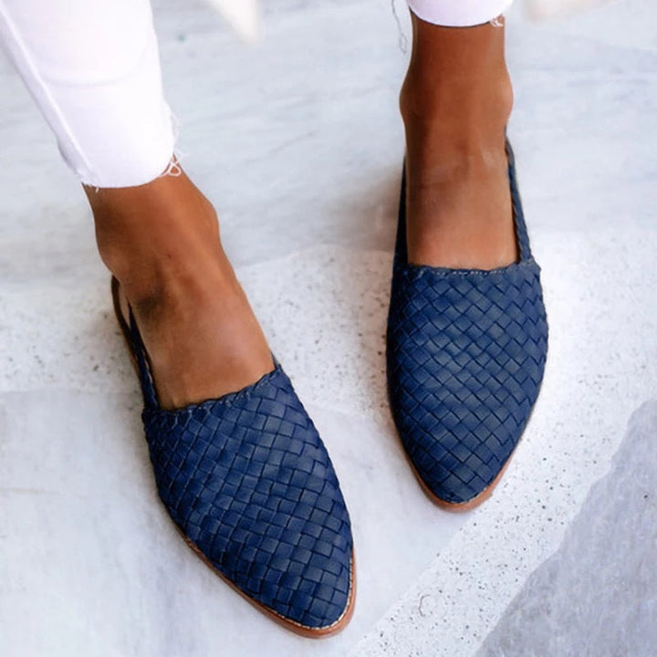 Dame i flade slingbacks med flettet overdel og spids tå