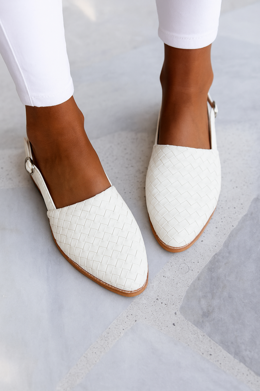 Dame i flade slingbacks med flettet overdel og spids tå