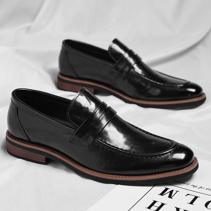 Klassiske penny loafers med rem over vristen og lav hæl