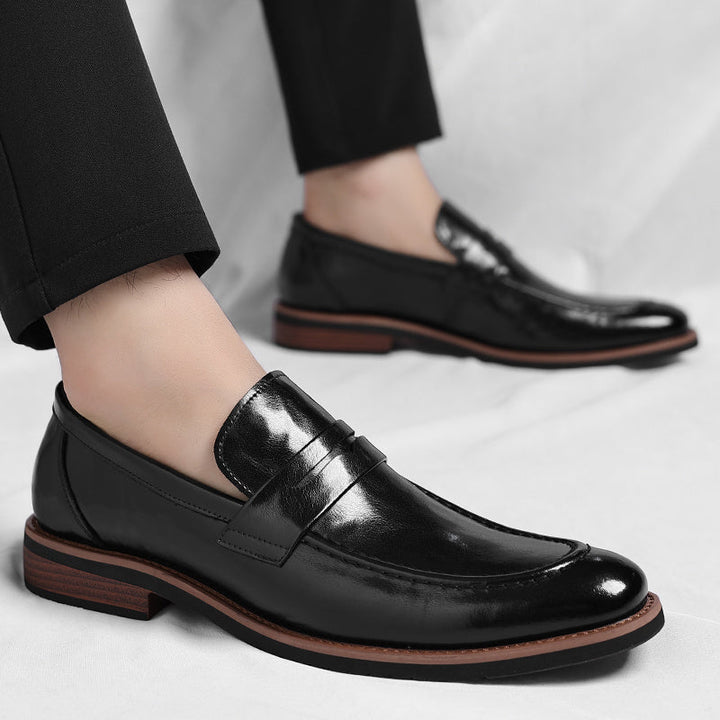 Klassiske penny loafers med rem over vristen og lav hæl