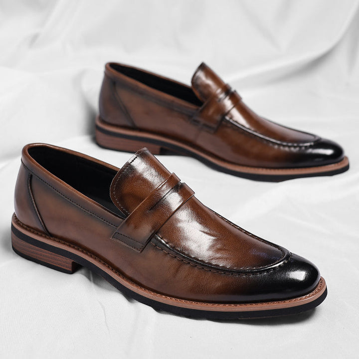 Klassiske penny loafers med rem over vristen og lav hæl