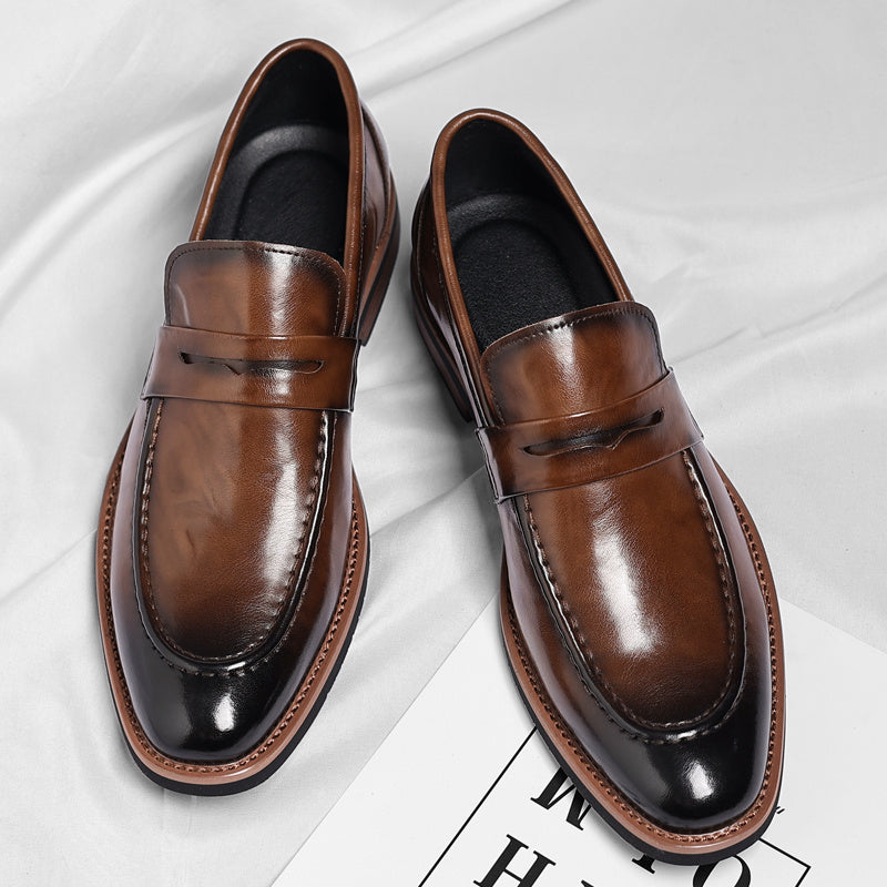 Klassiske penny loafers med rem over vristen og lav hæl