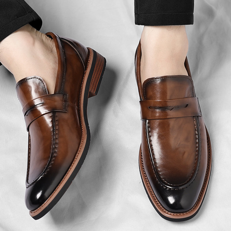 Klassiske penny loafers med rem over vristen og lav hæl