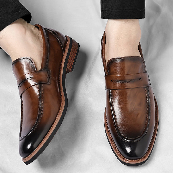 Klassiske penny loafers med rem over vristen og lav hæl