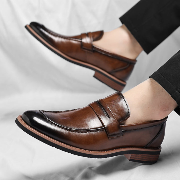 Klassiske penny loafers med rem over vristen og lav hæl