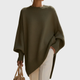 Dame iført ensfarvet oversize ponchobluse med rund hals og lange ribærmer