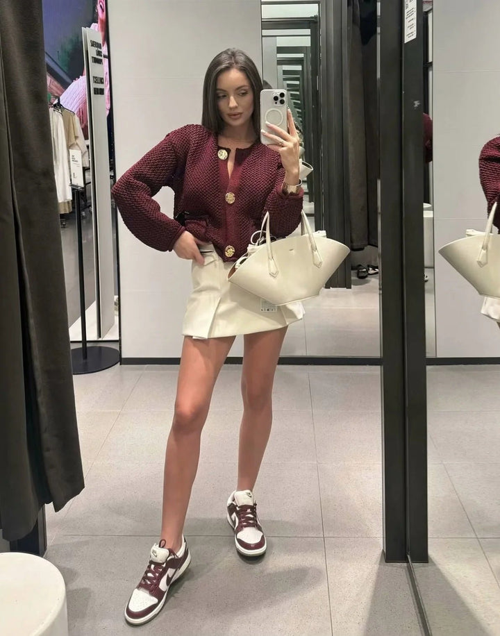 Vinrød strikket cardigan med rund hals, lange ærmer og store knapper