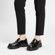 Unisex loafers med kraftig sål og rem over vristen