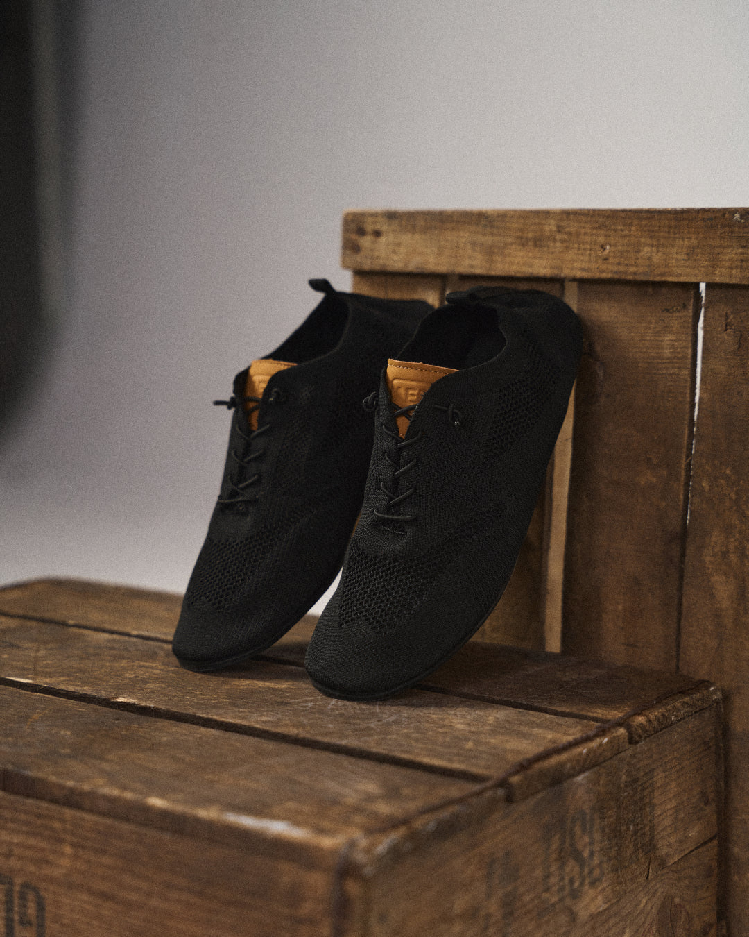 Striksneakers med snørebånd, rund tå og flad sort sål