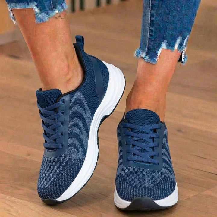 Damesneakers med snørebånd, bølgemønster og markant lys sål