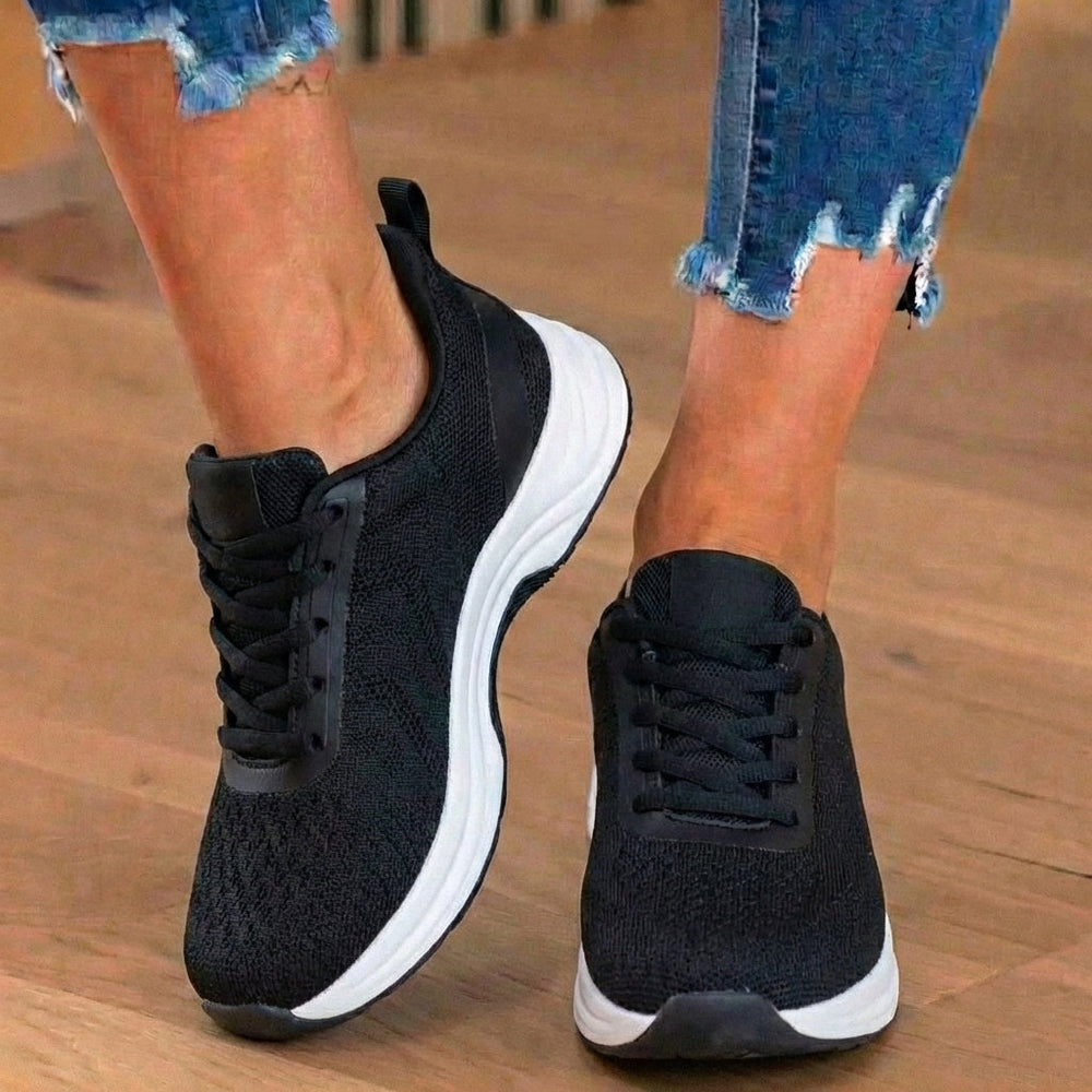 Damesneakers med snørebånd, bølgemønster og markant lys sål