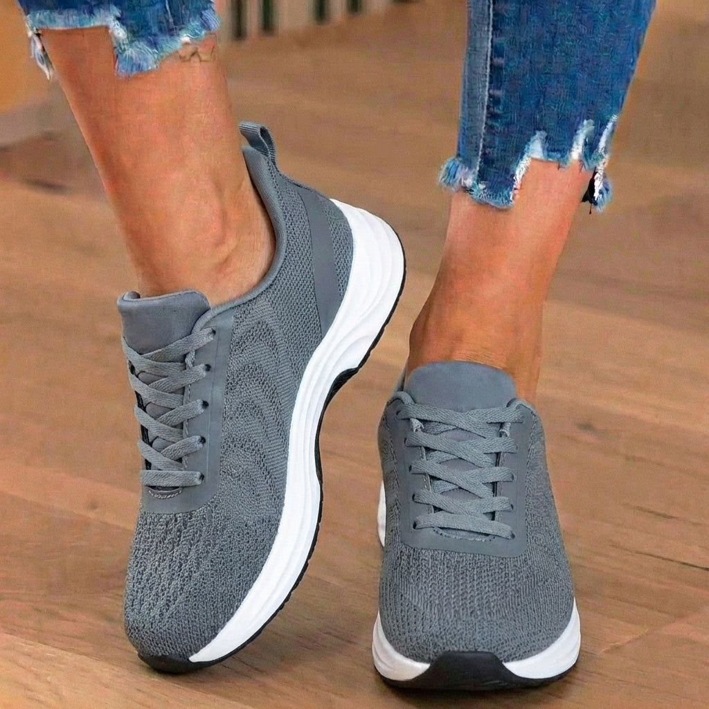 Damesneakers med snørebånd, bølgemønster og markant lys sål