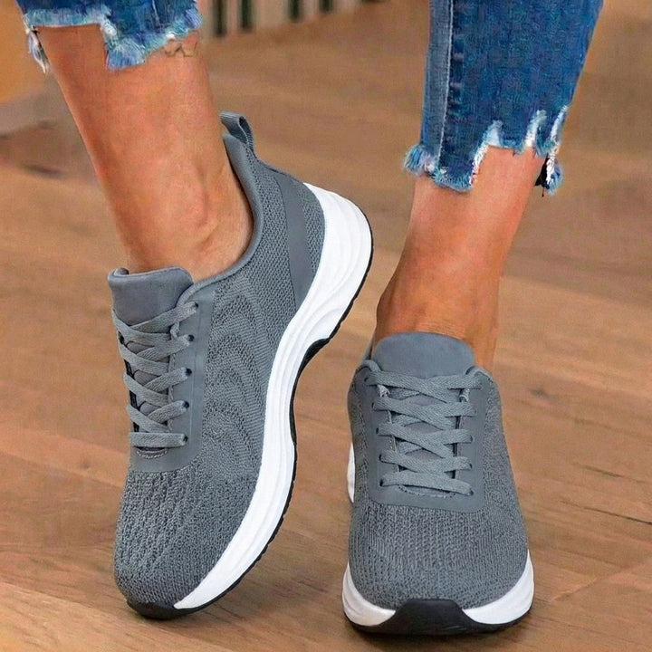 Damesneakers med snørebånd, bølgemønster og markant lys sål