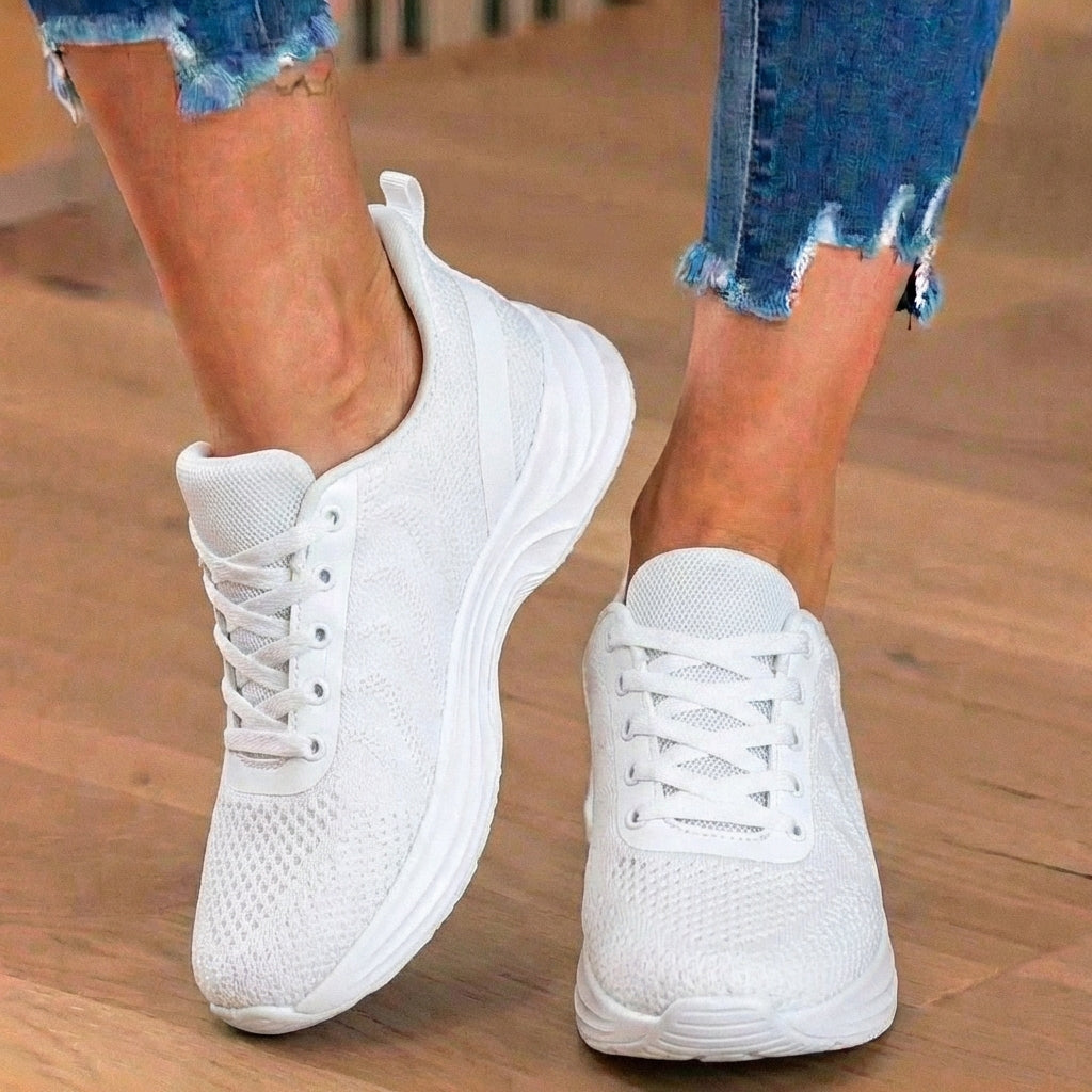 Damesneakers med snørebånd, bølgemønster og markant lys sål