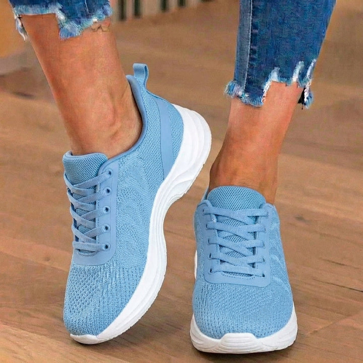 Damesneakers med snørebånd, bølgemønster og markant lys sål