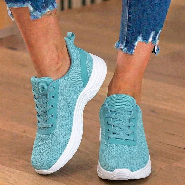 Damesneakers med snørebånd, bølgemønster og markant lys sål