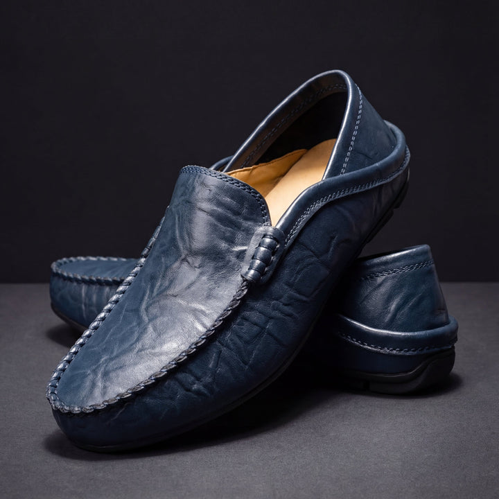 Herre mokkasiner med moccasin tå, synlige syninger og flad sål