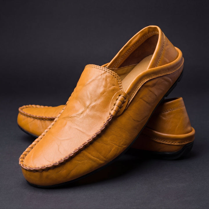 Herre mokkasiner med moccasin tå, synlige syninger og flad sål