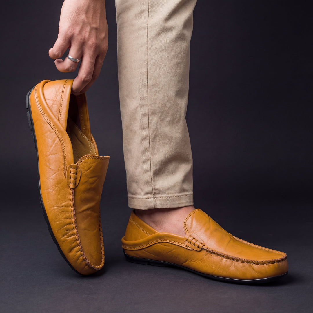 Herre mokkasiner med moccasin tå, synlige syninger og flad sål