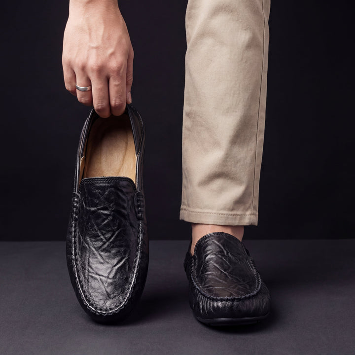 Herre mokkasiner med moccasin tå, synlige syninger og flad sål