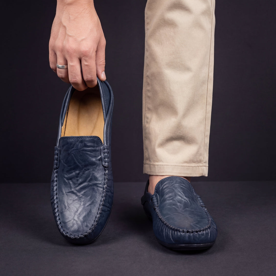 Herre mokkasiner med moccasin tå, synlige syninger og flad sål