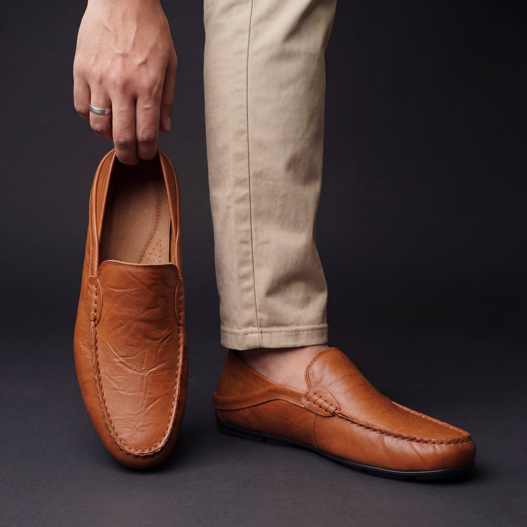Herre mokkasiner med moccasin tå, synlige syninger og flad sål