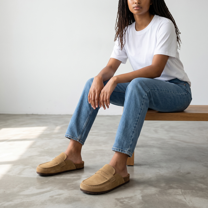 Beige dame-mule-loafers med mokkasinsøm, dekorativ rem og flad sål