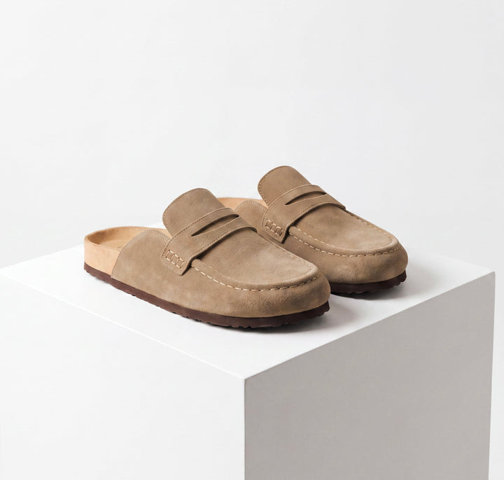Beige dame-mule-loafers med mokkasinsøm, dekorativ rem og flad sål