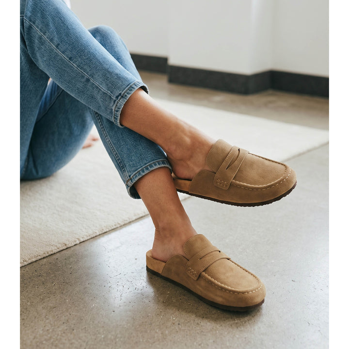 Beige dame-mule-loafers med mokkasinsøm, dekorativ rem og flad sål