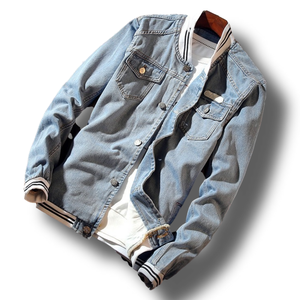 Lyseblå denimjakke til herre med stående krave, brystlommer og knaplukning