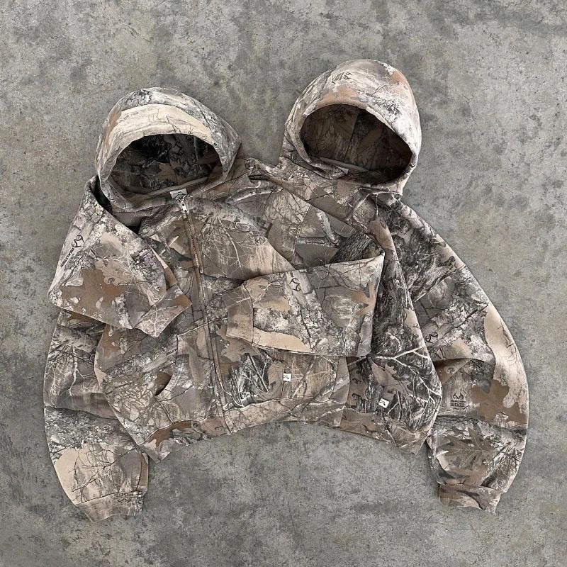 Kort damehættebluse med camouflagemønster og brystlomme